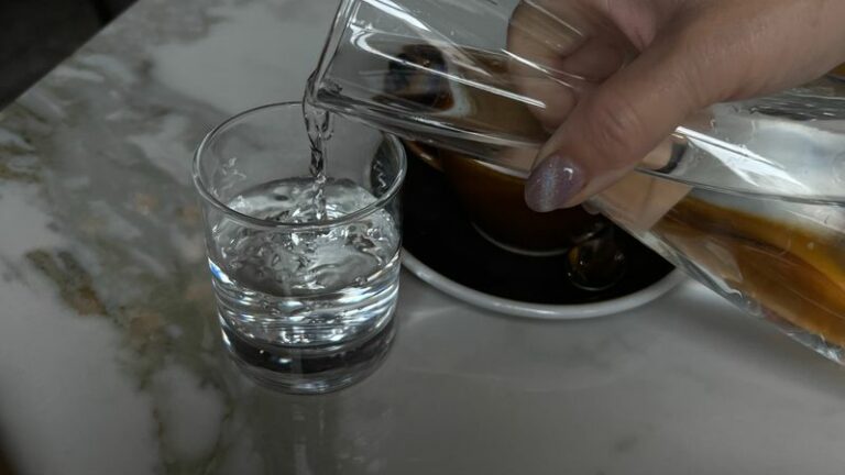Eau versée dans un verre depuis une carafe