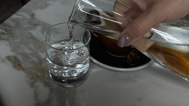 Eau versée dans un verre depuis une carafe