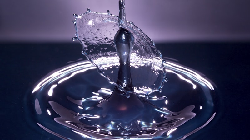 Goutte d'eau sur fond bleu