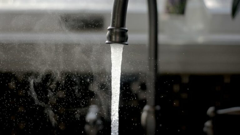 Robinet de cuisine avec eau courante