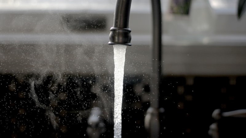 Robinet de cuisine avec eau courante