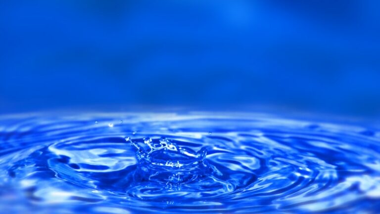 Goutte d'eau bleue en gros plan