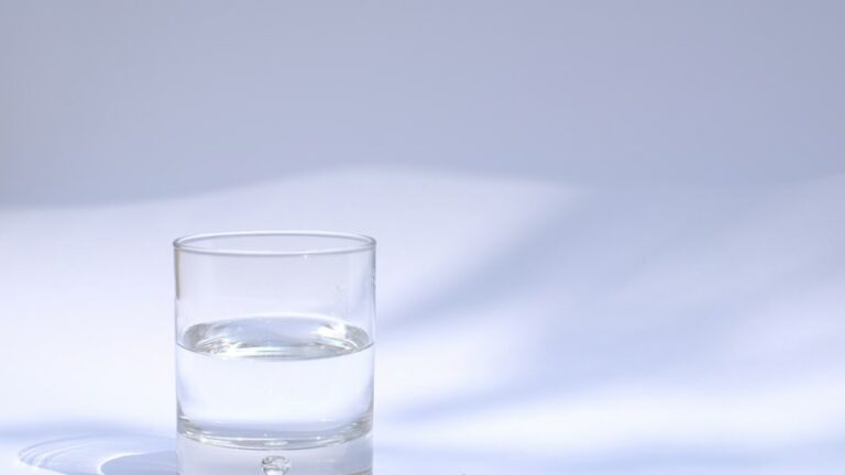 Verre d'eau pure sur fond neutre