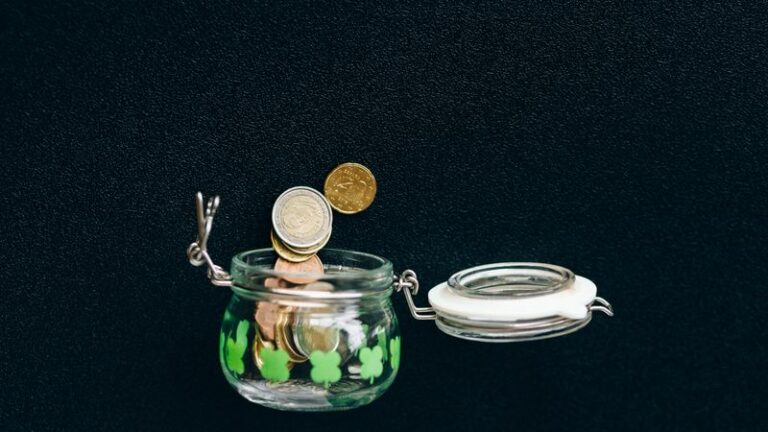 Bocal de pièces en euros pour économies