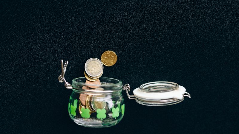 Bocal de pièces en euros pour économies